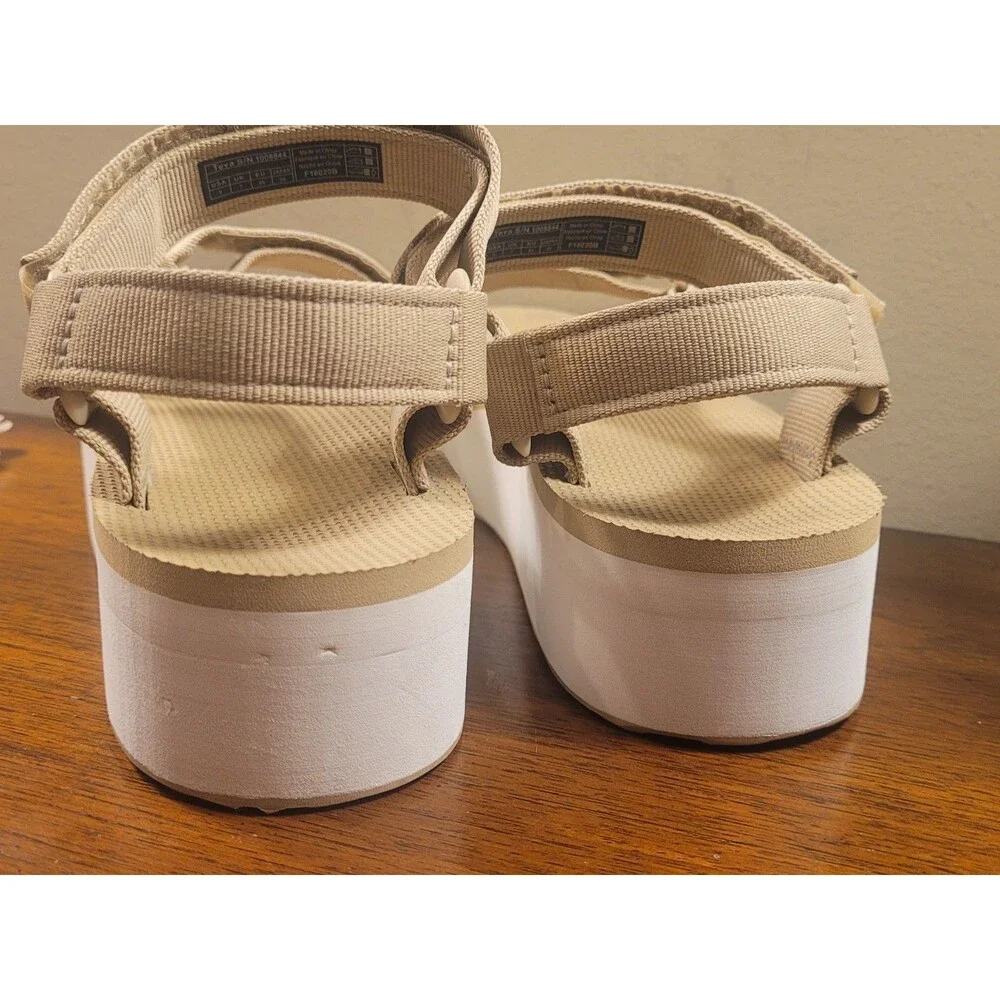 TEVA WOMEN FLATFORM UNIVERSAL LARK WHITE STRAPPY SANDALS US 9 Platform 1008844